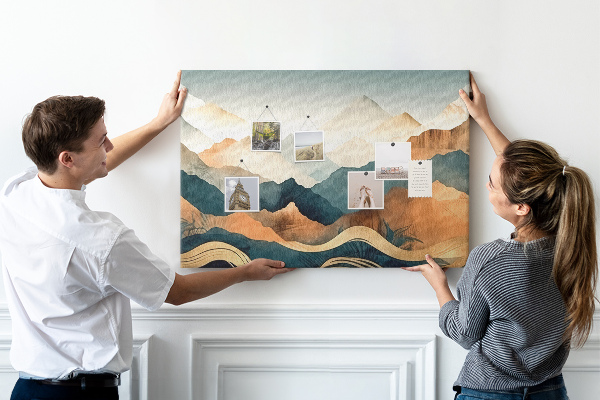 Tablero de corcho decorativo con diseño de paisaje montañoso en tonos apagados