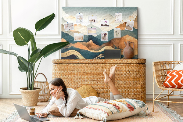 Tablero de corcho decorativo con diseño de paisaje montañoso en tonos apagados