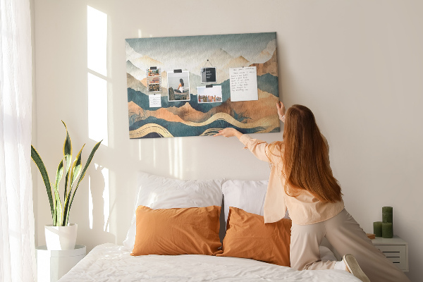 Tablero de corcho decorativo con diseño de paisaje montañoso en tonos apagados
