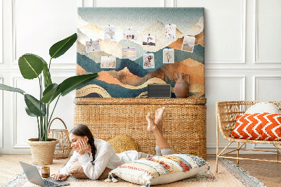 Tablero de corcho decorativo con diseño de paisaje montañoso en tonos apagados