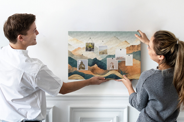 Tablero de corcho decorativo con diseño de paisaje montañoso en tonos apagados