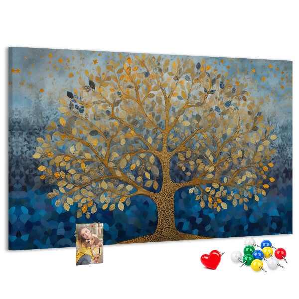 Tablero de anuncios hojas de oro sobre fondo de árbol azul
