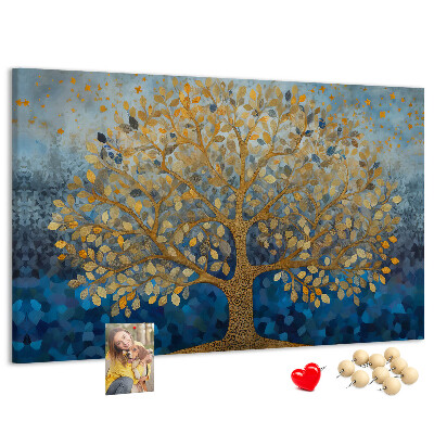 Tablero de anuncios hojas de oro sobre fondo de árbol azul