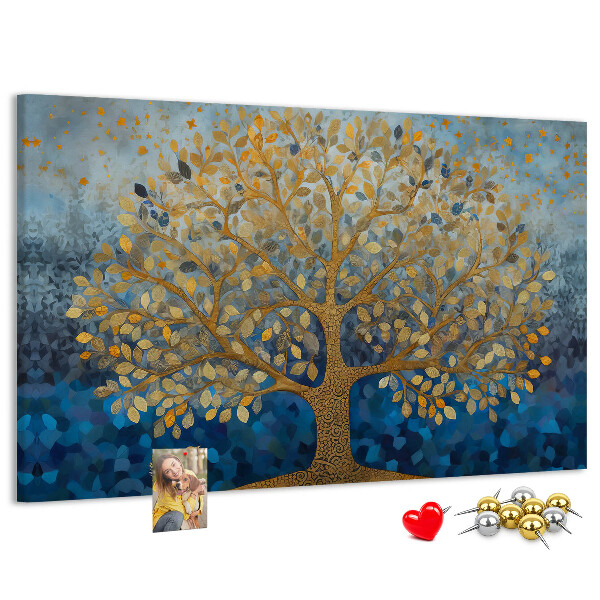 Tablero de anuncios hojas de oro sobre fondo de árbol azul