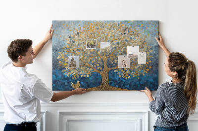 Tablero de anuncios hojas de oro sobre fondo de árbol azul