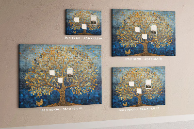 Tablero de anuncios hojas de oro sobre fondo de árbol azul