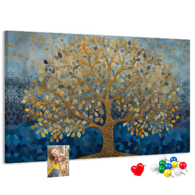 Tablero de anuncios hojas de oro sobre fondo de árbol azul