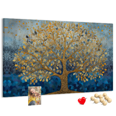 Tablero de anuncios hojas de oro sobre fondo de árbol azul