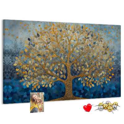 Tablero de anuncios hojas de oro sobre fondo de árbol azul
