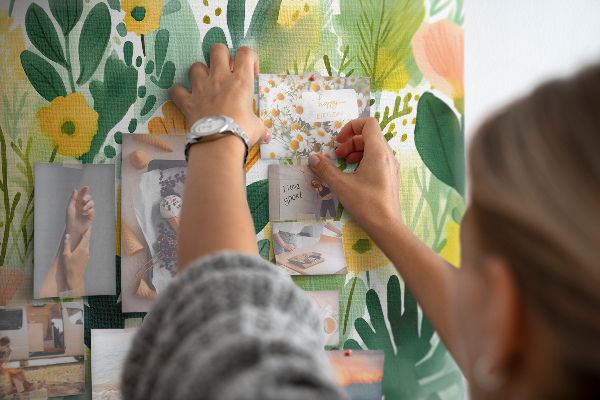 Tablero de corcho decorado con estampado floral de hojas verdes