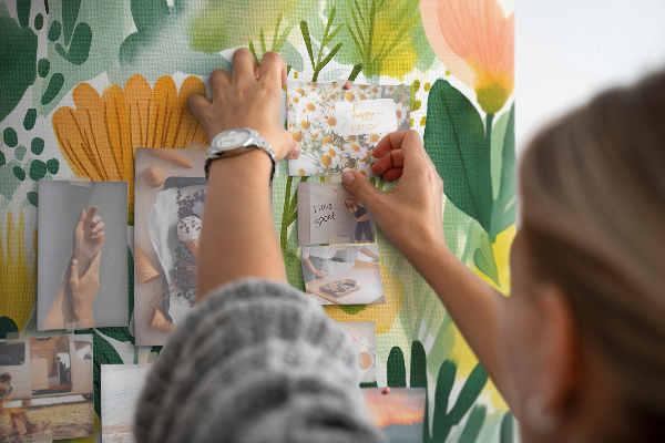 Tablero de corcho decorado con estampado floral de hojas verdes