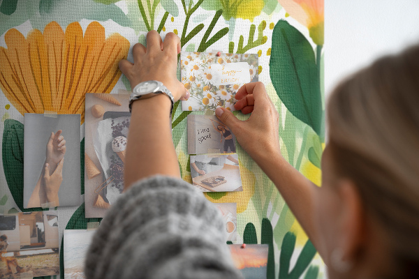 Tablero de corcho decorado con estampado floral de hojas verdes