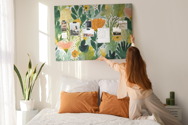 Tablero de corcho decorado con estampado floral de hojas verdes