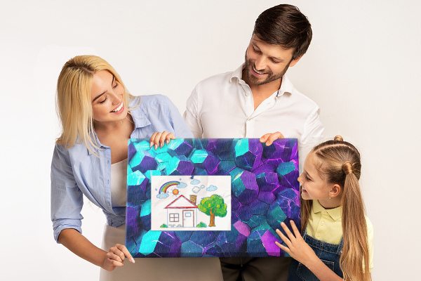 Tablero de anuncios con diseño de estructuras geométricas en tonos púrpura