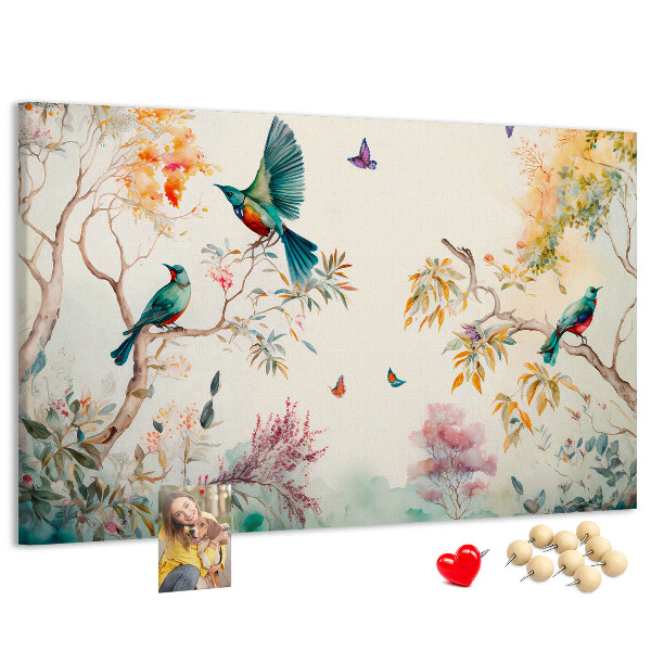 Pizarra de corcho con diseño de pájaros coloridos en un paisaje primaveral
