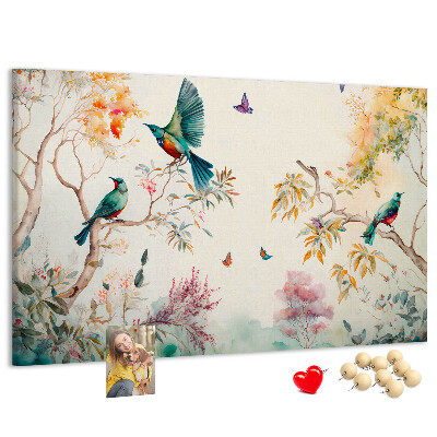 Pizarra de corcho con diseño de pájaros coloridos en un paisaje primaveral