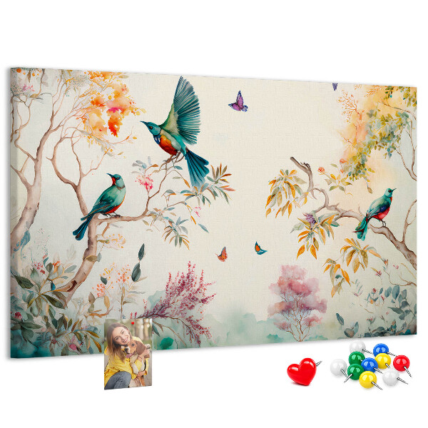 Pizarra de corcho con diseño de pájaros coloridos en un paisaje primaveral
