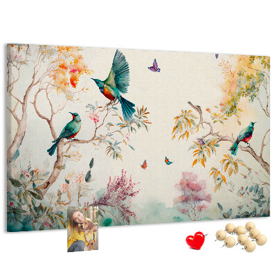 Pizarra de corcho con diseño de pájaros coloridos en un paisaje primaveral