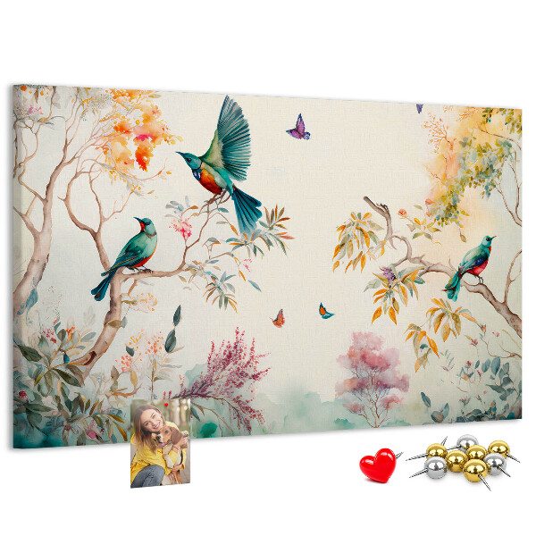 Pizarra de corcho con diseño de pájaros coloridos en un paisaje primaveral