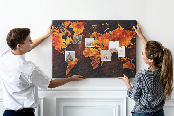 Tablero de anuncios mapa del mundo dorado sobre fondo marrón