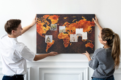 Tablero de anuncios mapa del mundo dorado sobre fondo marrón