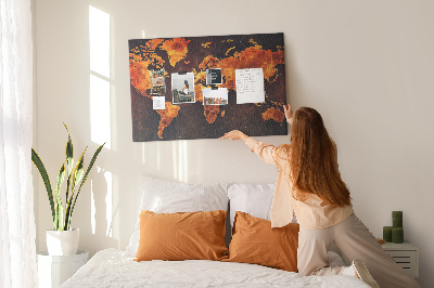 Tablero de anuncios mapa del mundo dorado sobre fondo marrón