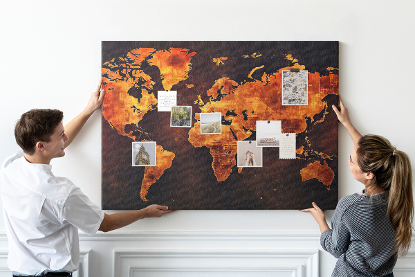 Tablero de anuncios mapa del mundo dorado sobre fondo marrón