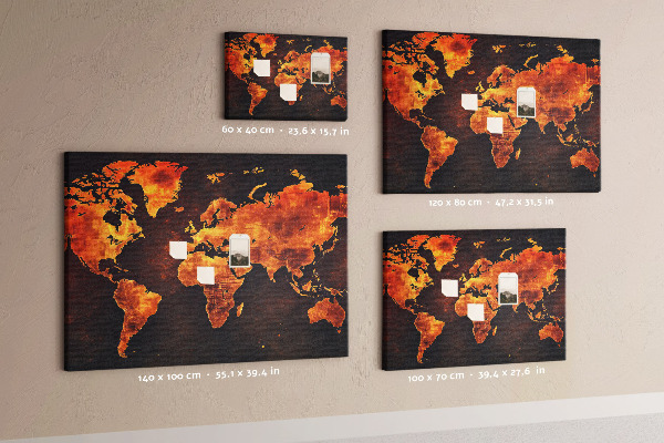 Tablero de anuncios mapa del mundo dorado sobre fondo marrón