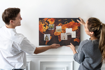 Tablero de anuncios mapa del mundo dorado sobre fondo marrón