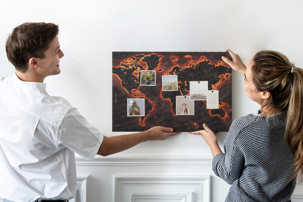 Pizarra de corcho con diseño de mapa del mundo en tonos oscuros