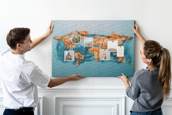 Tablero de anuncios diseño de mapa del mundo sobre aguas ondulantes