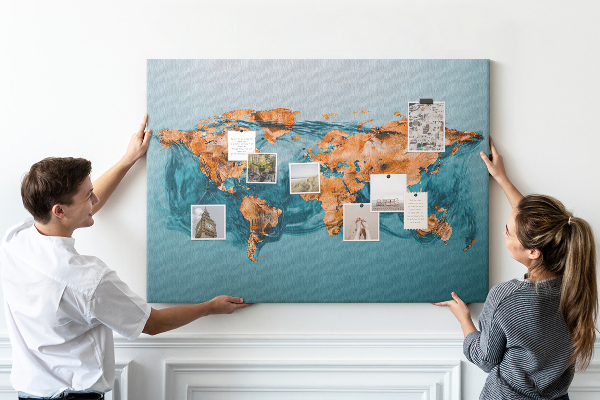 Tablero de anuncios diseño de mapa del mundo sobre aguas ondulantes