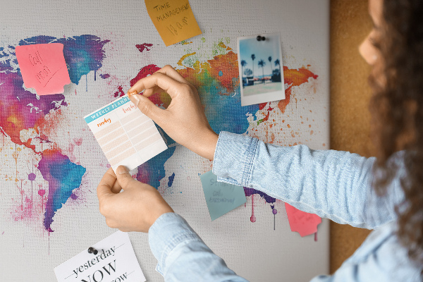Tablero de anuncios mapa del mundo en acuarela a color