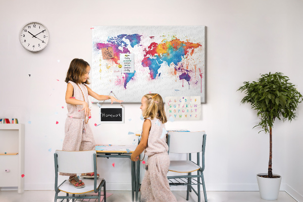 Tablero de anuncios mapa del mundo en acuarela a color