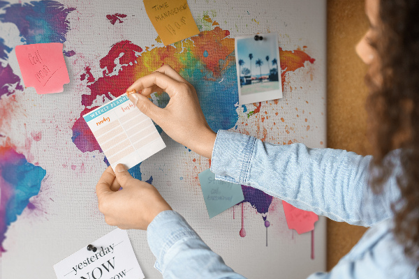 Tablero de anuncios mapa del mundo en acuarela a color