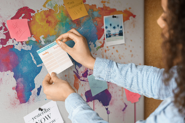 Tablero de anuncios mapa del mundo en acuarela a color