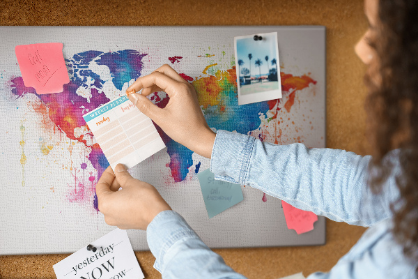 Tablero de anuncios mapa del mundo en acuarela a color