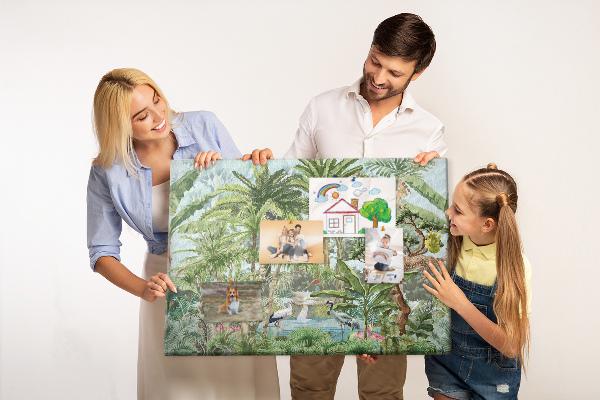 Pizarra de corcho con diseño de bosque tropical con animales salvajes y aves