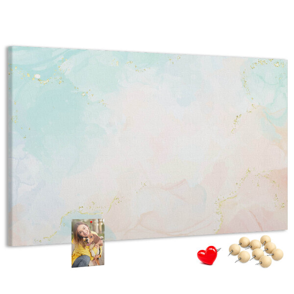 Tablero de corcho decorado con delicados lunares en tonos pastel y detalles dorados