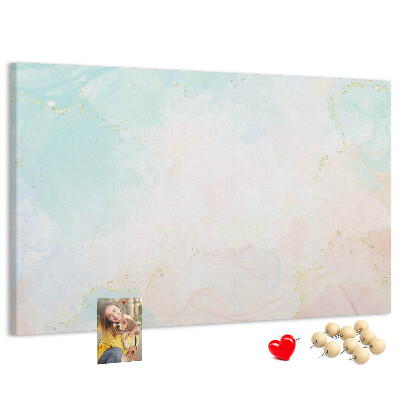 Tablero de corcho decorado con delicados lunares en tonos pastel y detalles dorados
