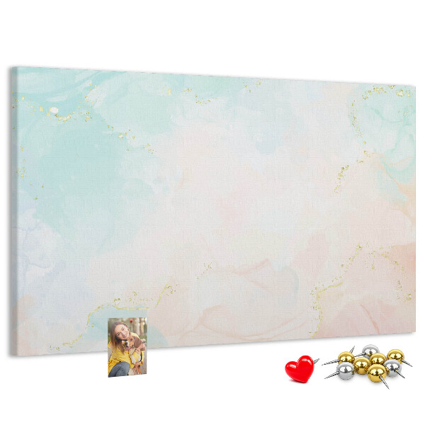 Tablero de corcho decorado con delicados lunares en tonos pastel y detalles dorados