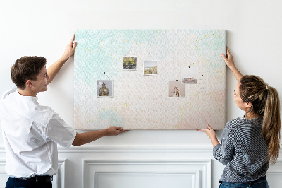 Tablero de corcho decorado con delicados lunares en tonos pastel y detalles dorados