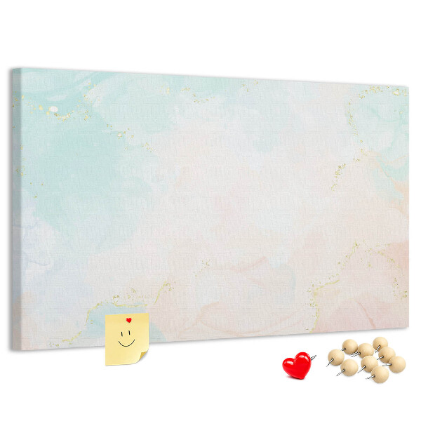 Tablero de corcho decorado con delicados lunares en tonos pastel y detalles dorados