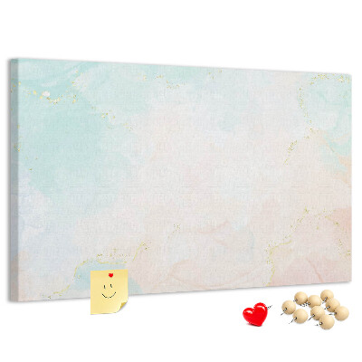 Tablero de corcho decorado con delicados lunares en tonos pastel y detalles dorados