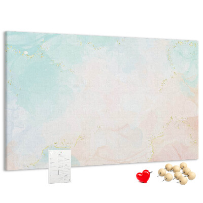 Tablero de corcho decorado con delicados lunares en tonos pastel y detalles dorados