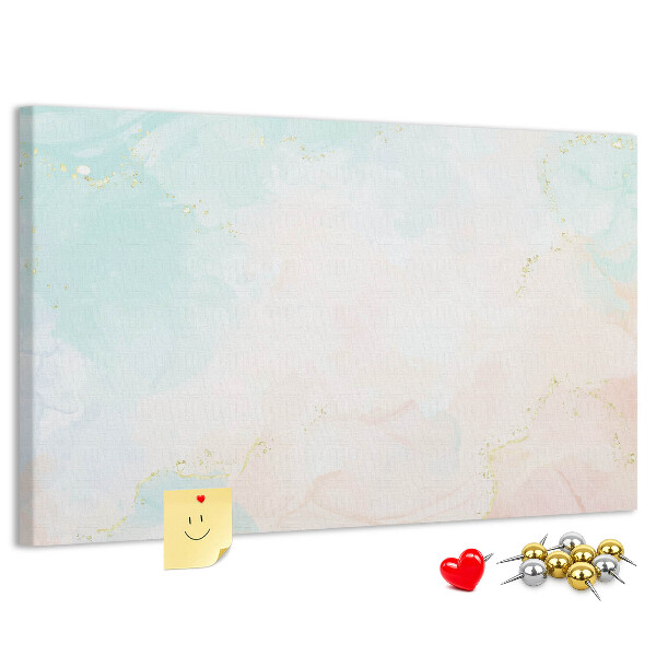 Tablero de corcho decorado con delicados lunares en tonos pastel y detalles dorados