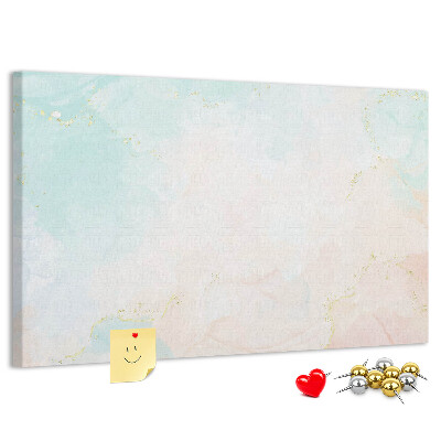 Tablero de corcho decorado con delicados lunares en tonos pastel y detalles dorados