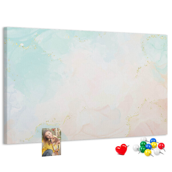 Tablero de corcho decorado con delicados lunares en tonos pastel y detalles dorados