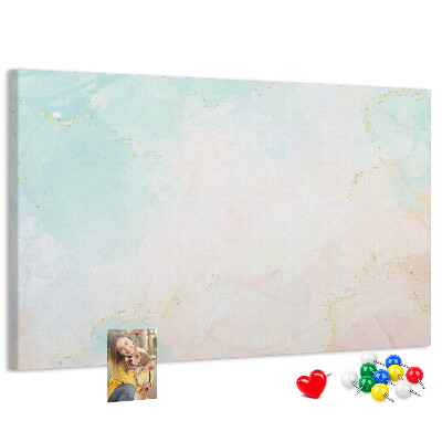Tablero de corcho decorado con delicados lunares en tonos pastel y detalles dorados