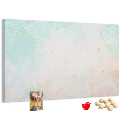 Tablero de corcho decorado con delicados lunares en tonos pastel y detalles dorados